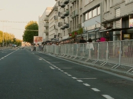 Ligne de barrières Vauban installée par PROG event le long du parcours à Caen